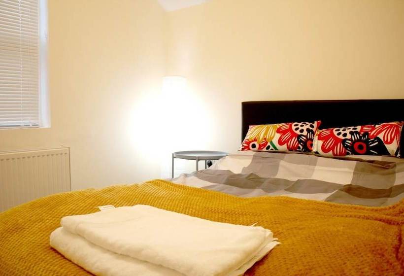 민박 Peacefull House In Slough