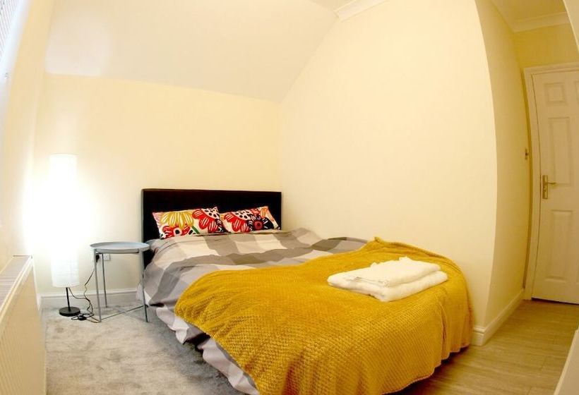 민박 Peacefull House In Slough