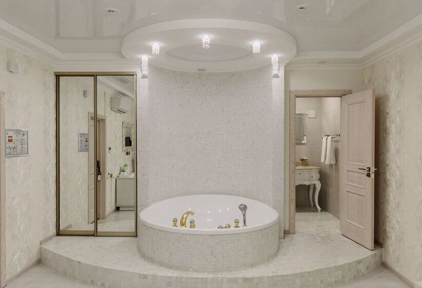 هتل Diamond Lugovaya