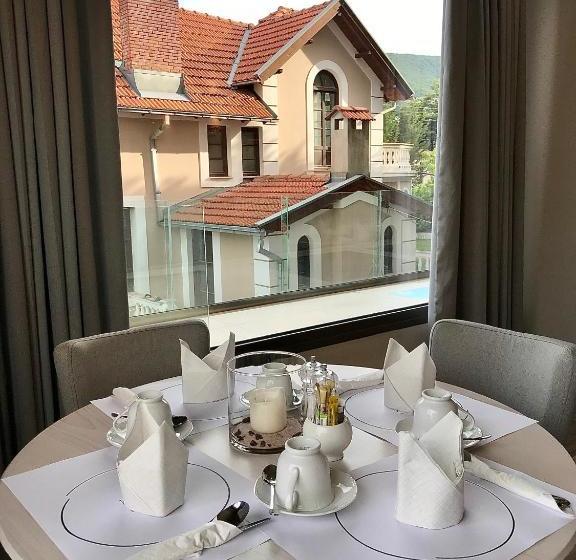 בית מלון כפרי Emerald Suites