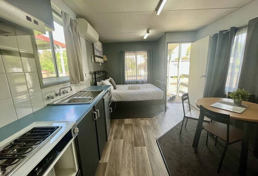 فندق Young Caravan And Tourist Park