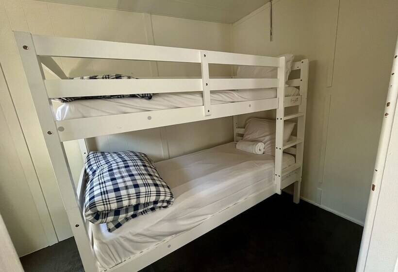 فندق Young Caravan And Tourist Park