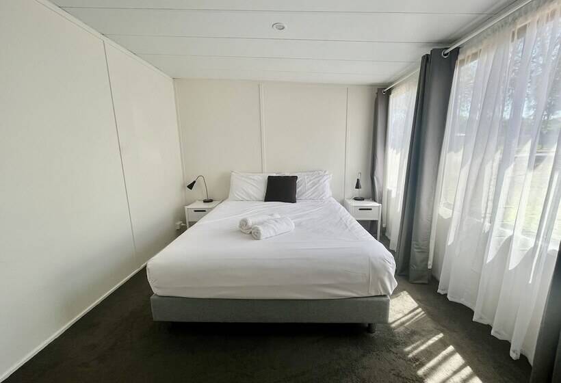 فندق Young Caravan And Tourist Park