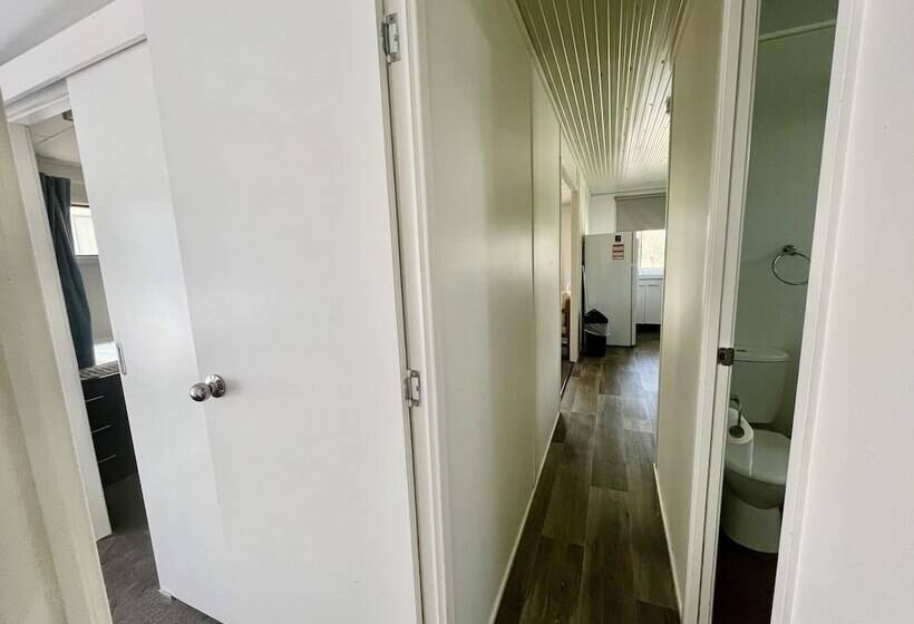 בית מלון כפרי Young Caravan And Tourist Park