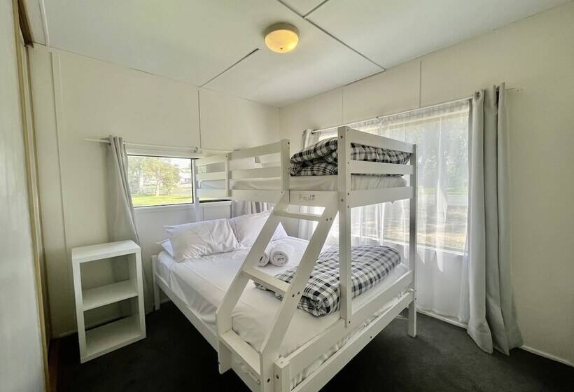 فندق Young Caravan And Tourist Park