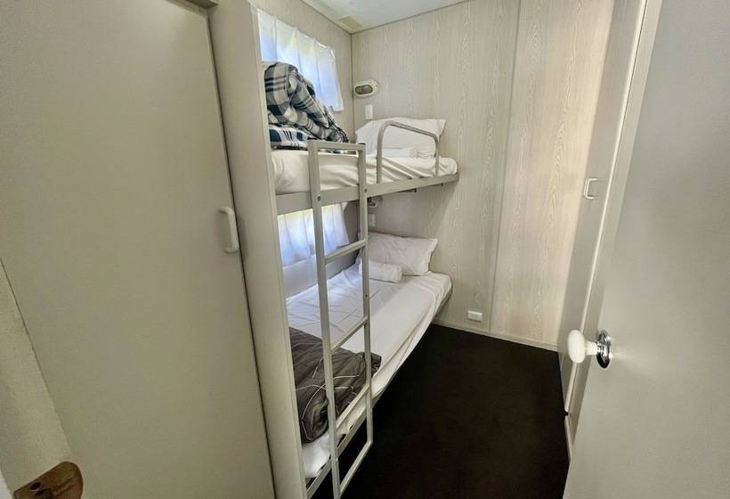 فندق Young Caravan And Tourist Park