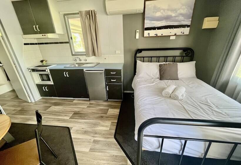 فندق Young Caravan And Tourist Park