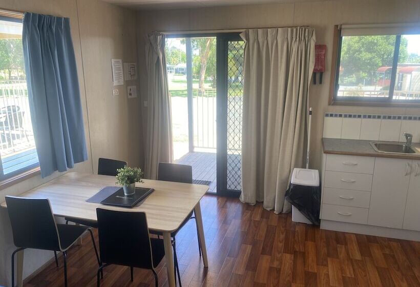 فندق Young Caravan And Tourist Park