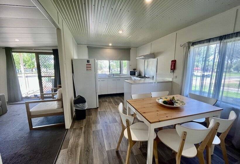 فندق Young Caravan And Tourist Park