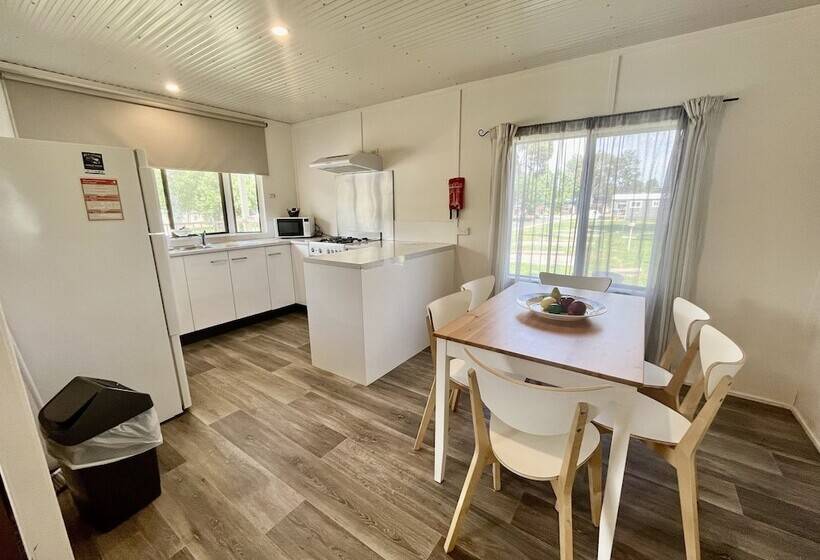 فندق Young Caravan And Tourist Park