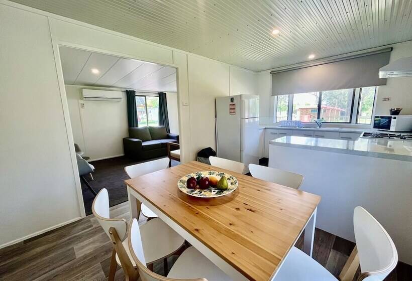 فندق Young Caravan And Tourist Park