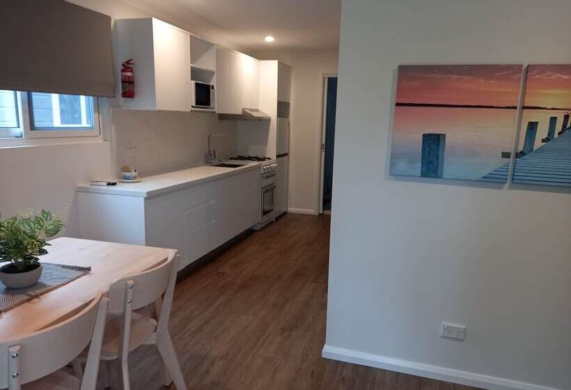 فندق Young Caravan And Tourist Park