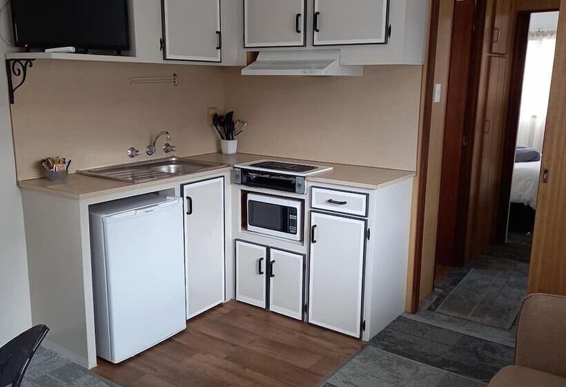 בית מלון כפרי Young Caravan And Tourist Park