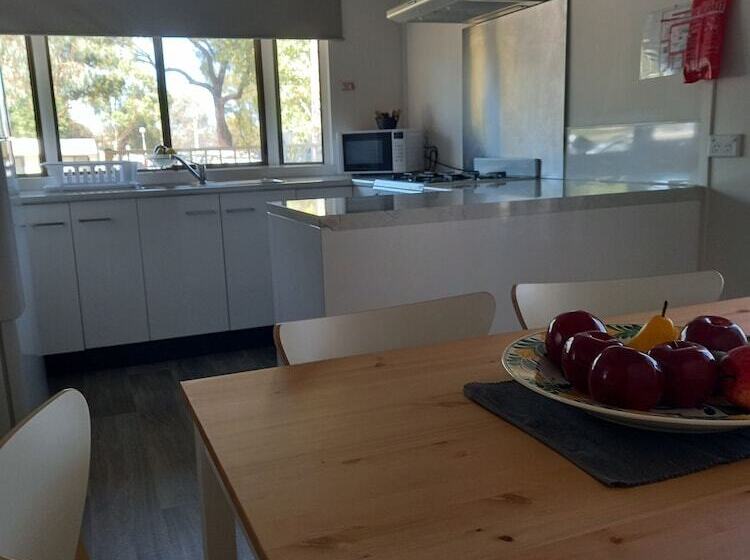 فندق Young Caravan And Tourist Park