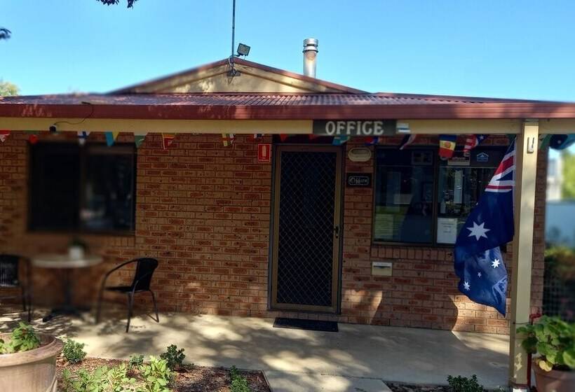 فندق Young Caravan And Tourist Park