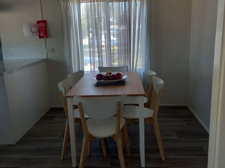 فندق Young Caravan And Tourist Park