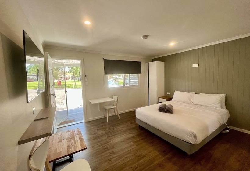 فندق Young Caravan And Tourist Park