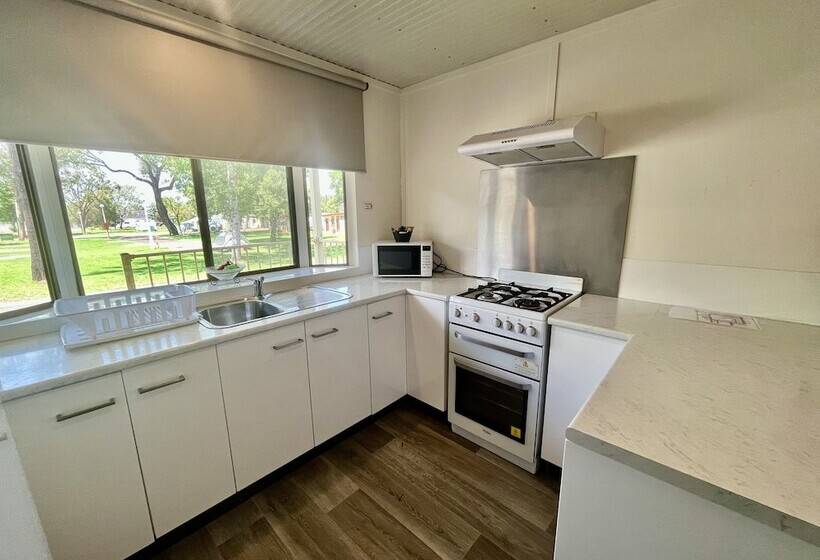 فندق Young Caravan And Tourist Park