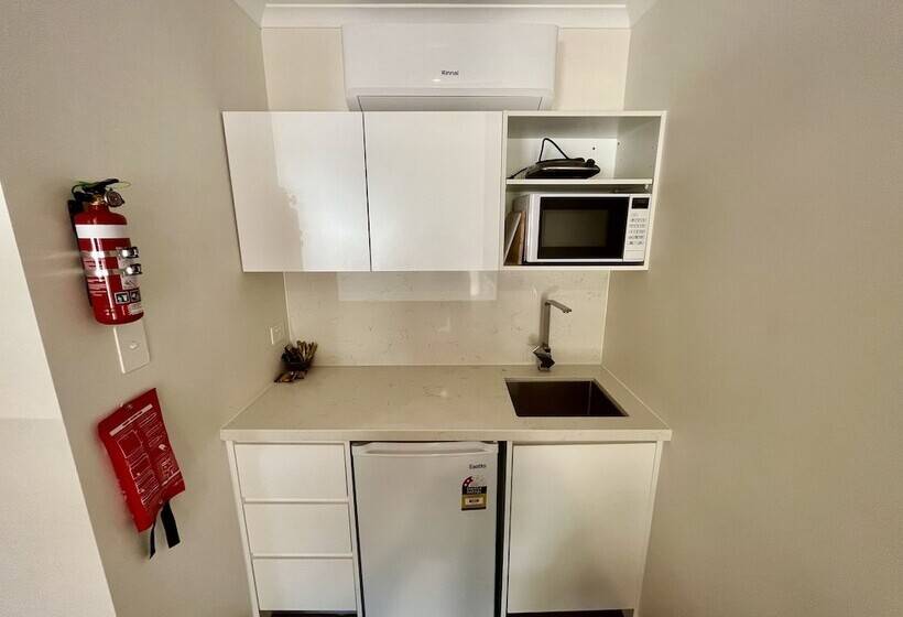 فندق Young Caravan And Tourist Park