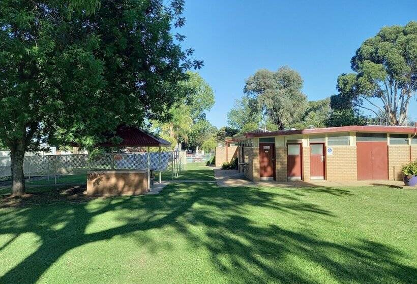 בית מלון כפרי Young Caravan And Tourist Park