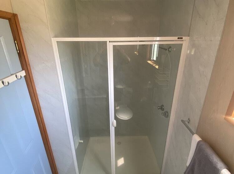 فندق Young Caravan And Tourist Park