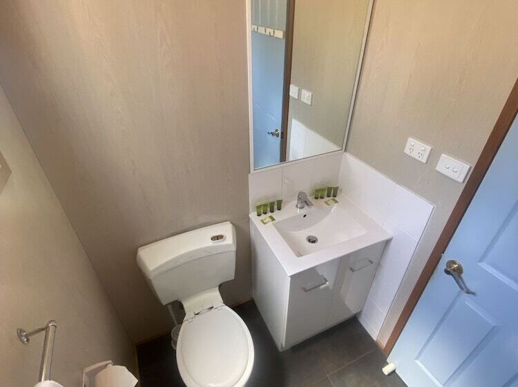 فندق Young Caravan And Tourist Park