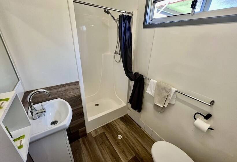 فندق Young Caravan And Tourist Park