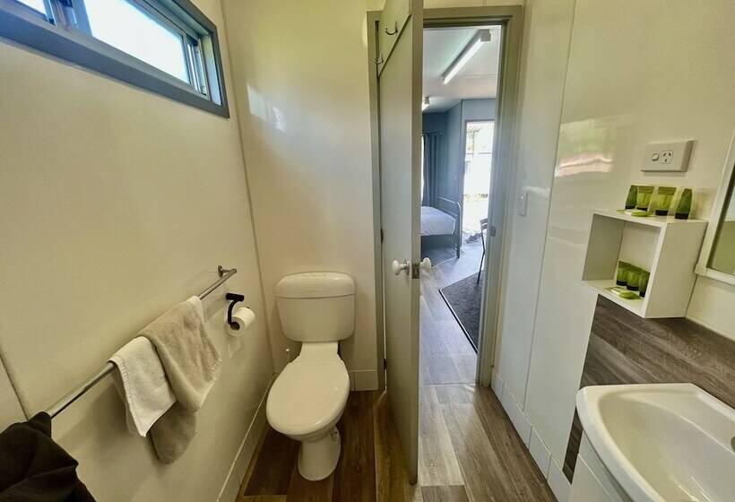 فندق Young Caravan And Tourist Park