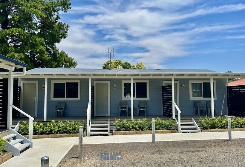 فندق Young Caravan And Tourist Park