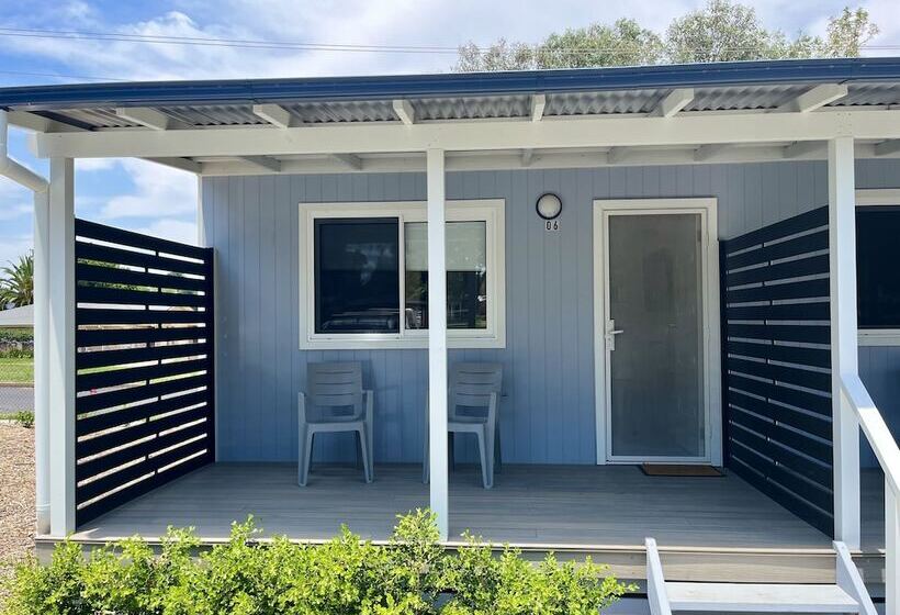 فندق Young Caravan And Tourist Park