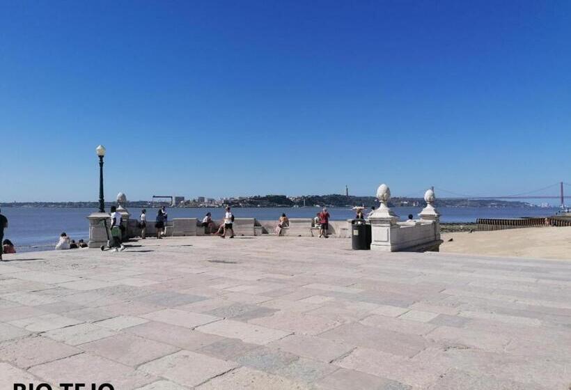 پانسیون Chiado Open World Hostel