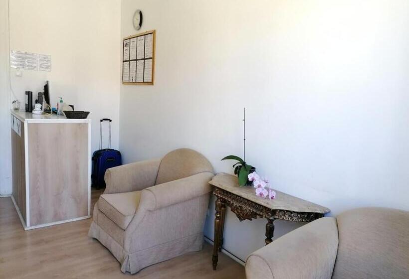 پانسیون Chiado Open World Hostel