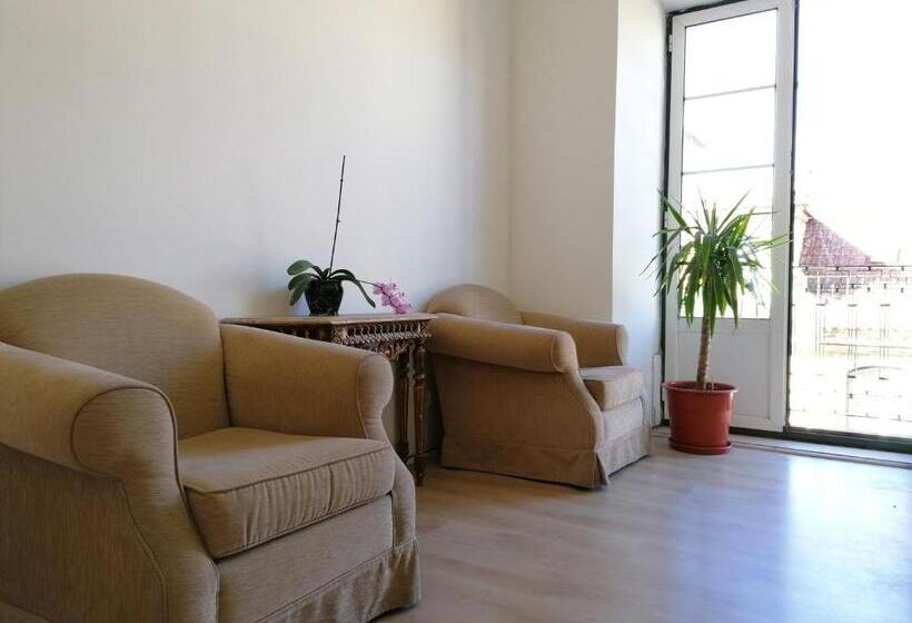 پانسیون Chiado Open World Hostel