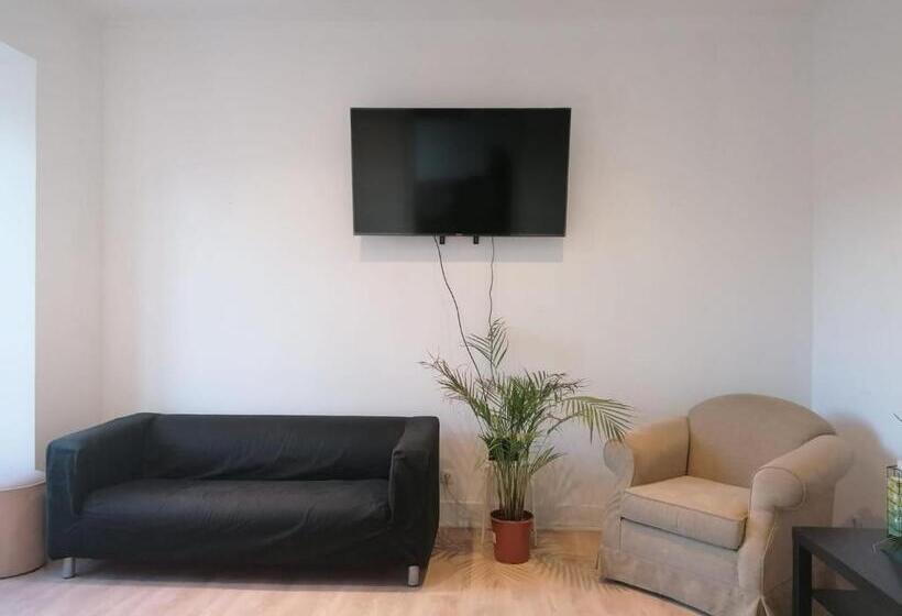 پانسیون Chiado Open World Hostel