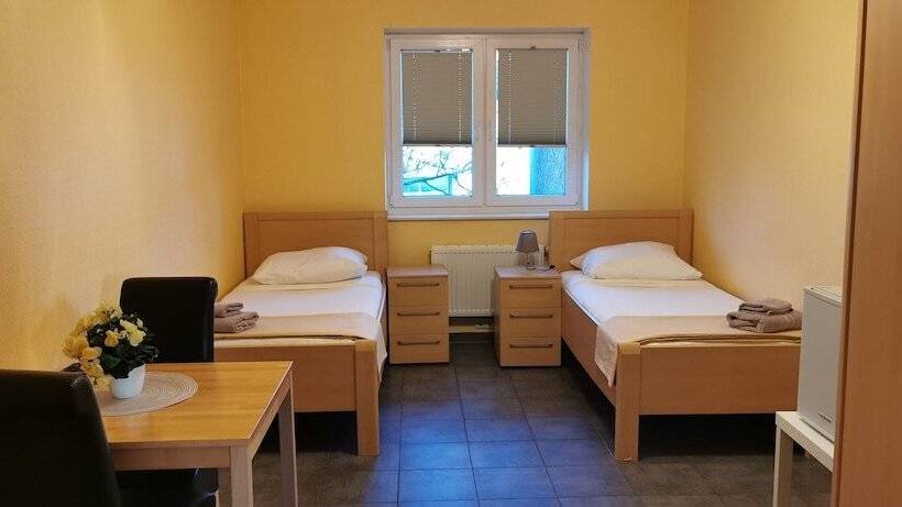 פנסיון Motel Am Outletcenter