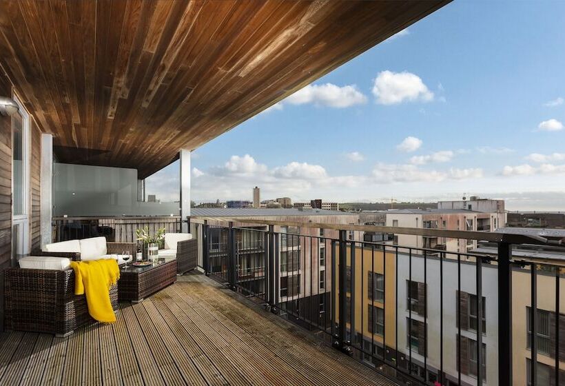 Penthouse Plymouth Apartment  Sea View  Sleeps 7   Private Parking   Habita Property