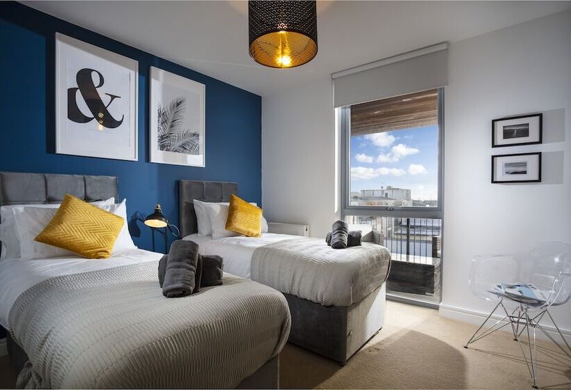 Penthouse Plymouth Apartment  Sea View  Sleeps 7   Private Parking   Habita Property