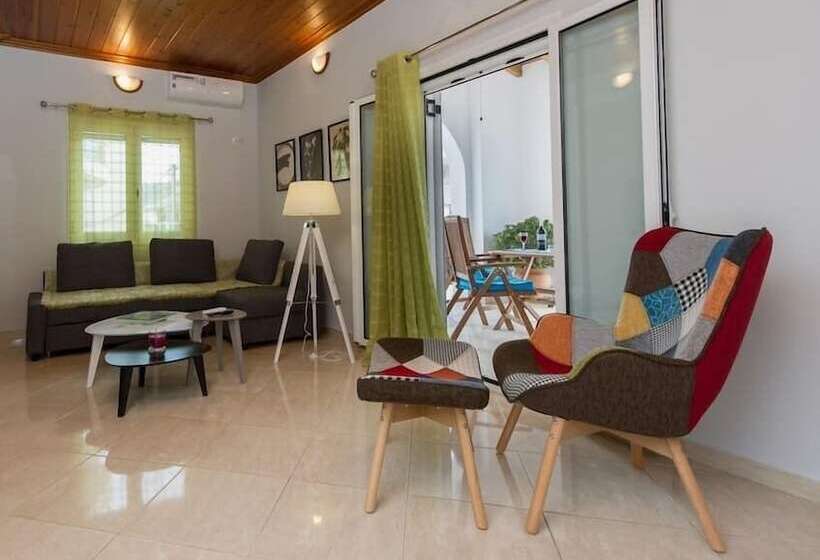 Thano S Stylish Flat, Just 150m To The Beach