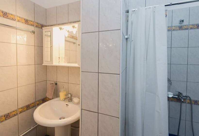 Thano S Stylish Flat, Just 150m To The Beach