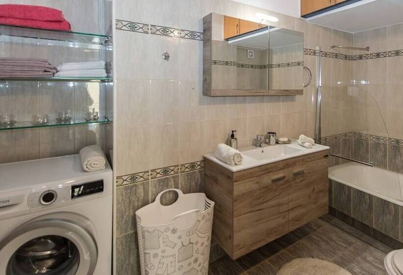 Thano S Stylish Flat, Just 150m To The Beach