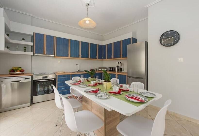 Thano S Stylish Flat, Just 150m To The Beach