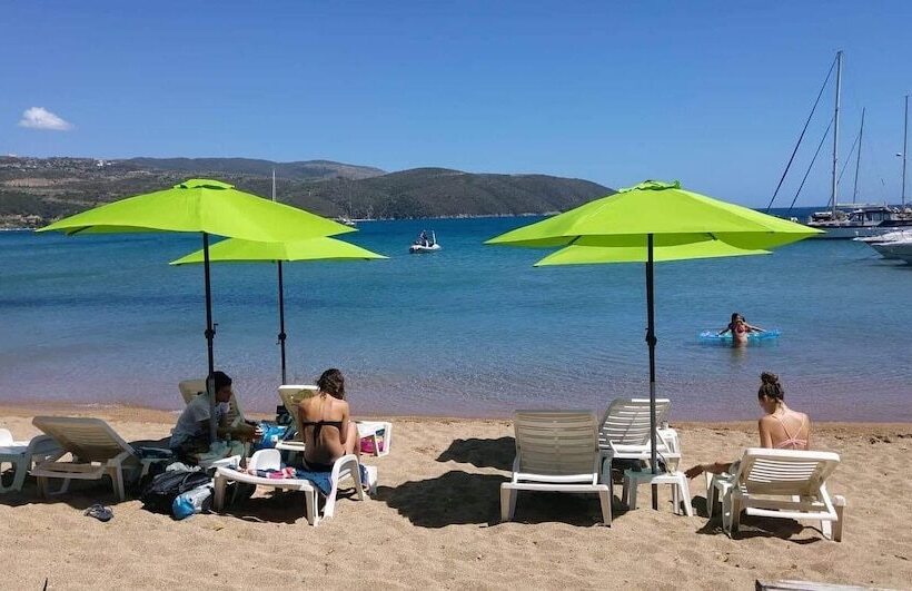 Thano S Stylish Flat, Just 150m To The Beach