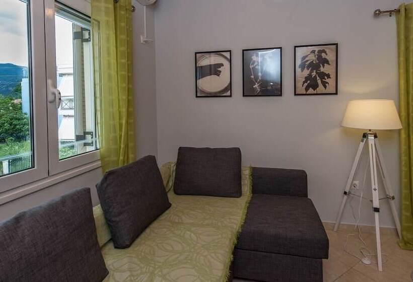 Thano S Stylish Flat, Just 150m To The Beach