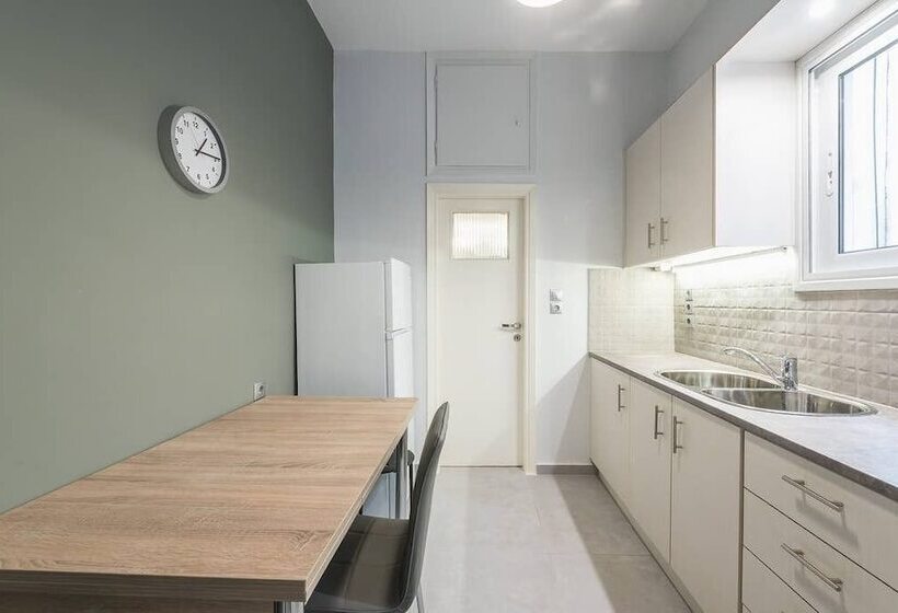 Vibrant Cozy Flat Near The Metro