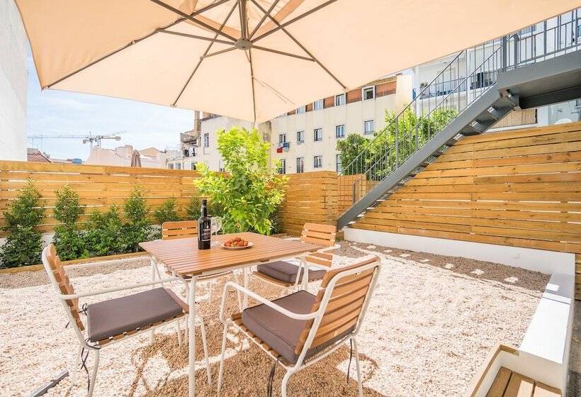 Wood Wall & Garden Apartment