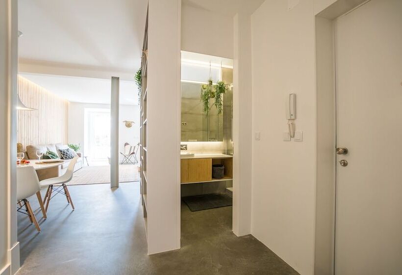 Wood Wall & Garden Apartment