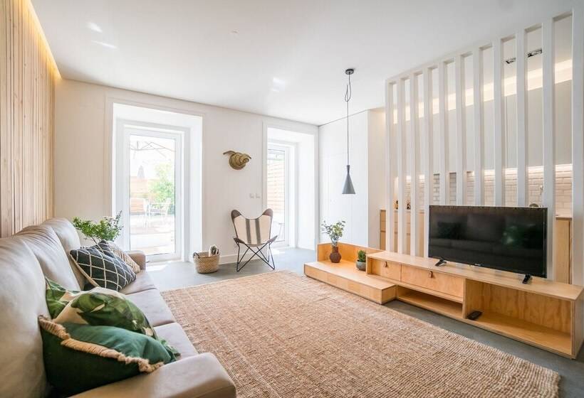 Wood Wall & Garden Apartment