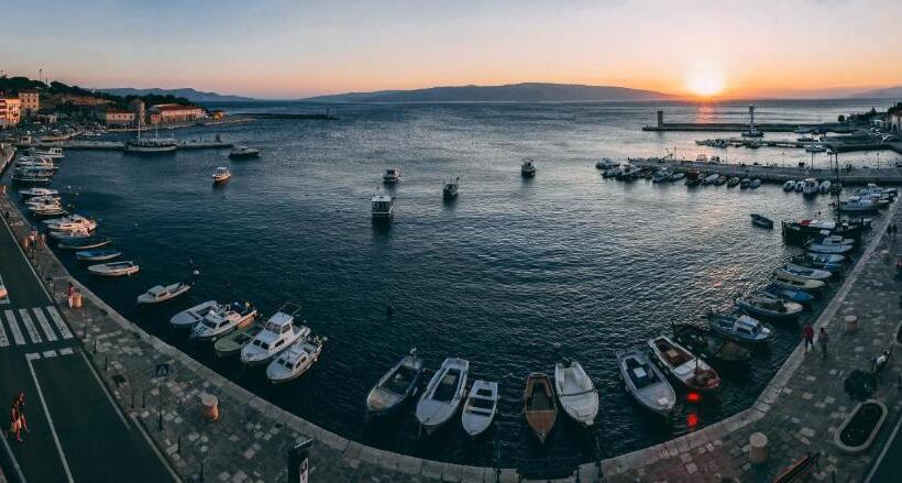 Apartments By The Beach Adela Senj