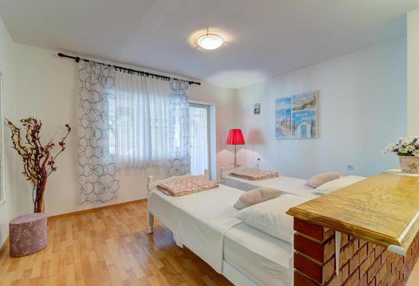 Apartments By The Beach Adela Senj