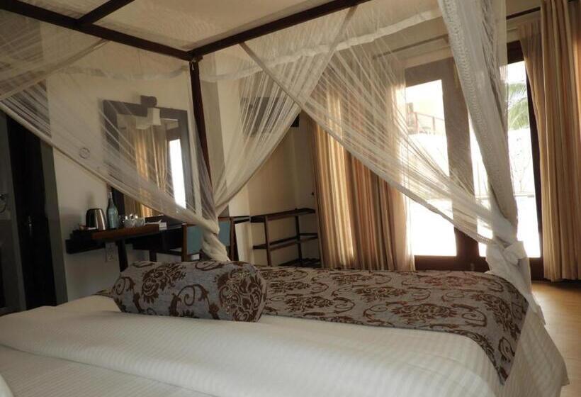 Отель Sapphire Seas Beachfront